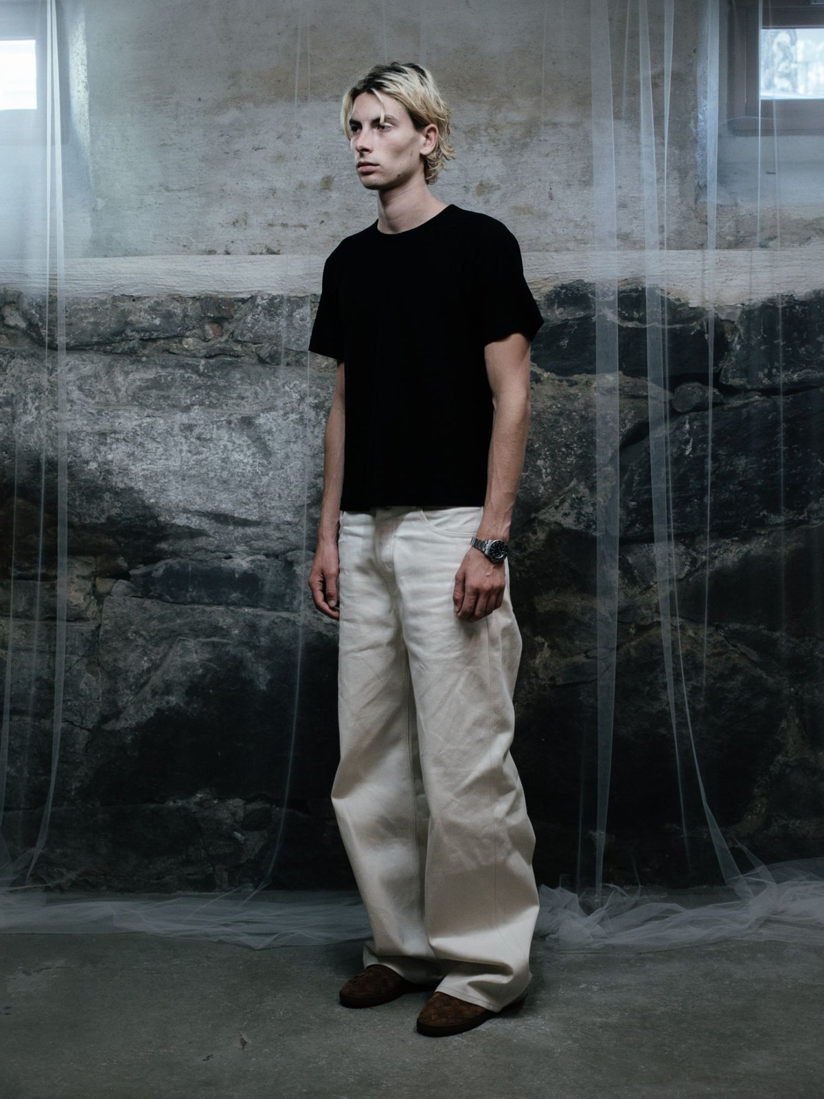 studio look, black tee